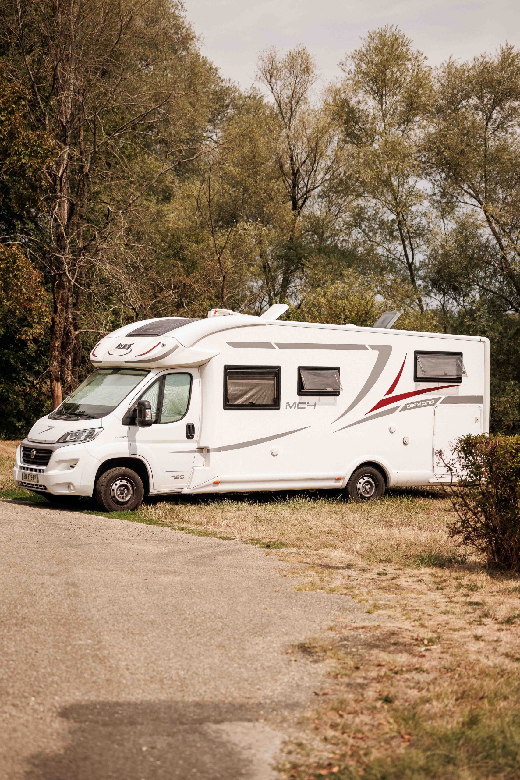 Notre camping-car de 7,38 m stationné lors d'un voyage