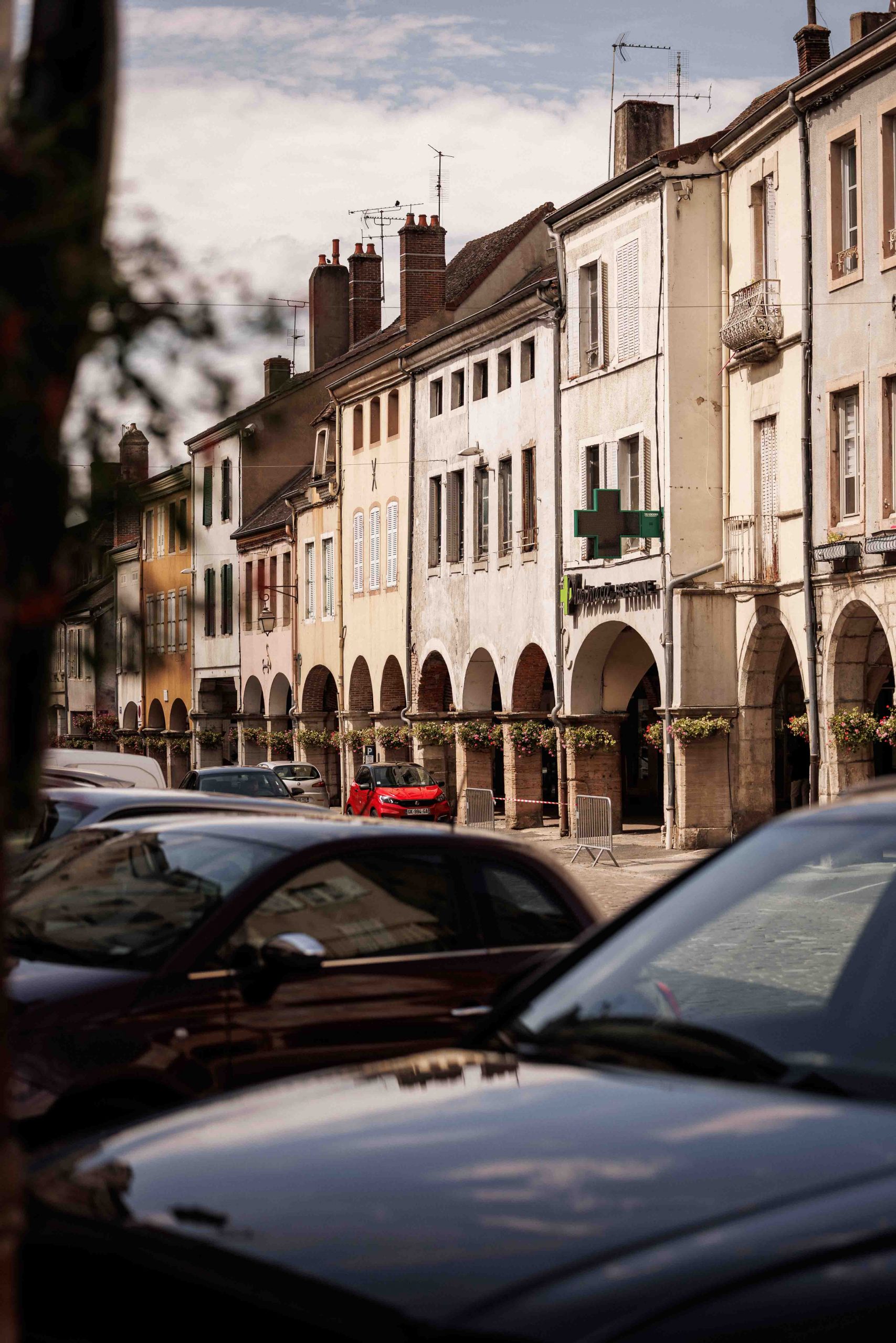 Arcades de la Grande Rue dans le centre historique de Louhans