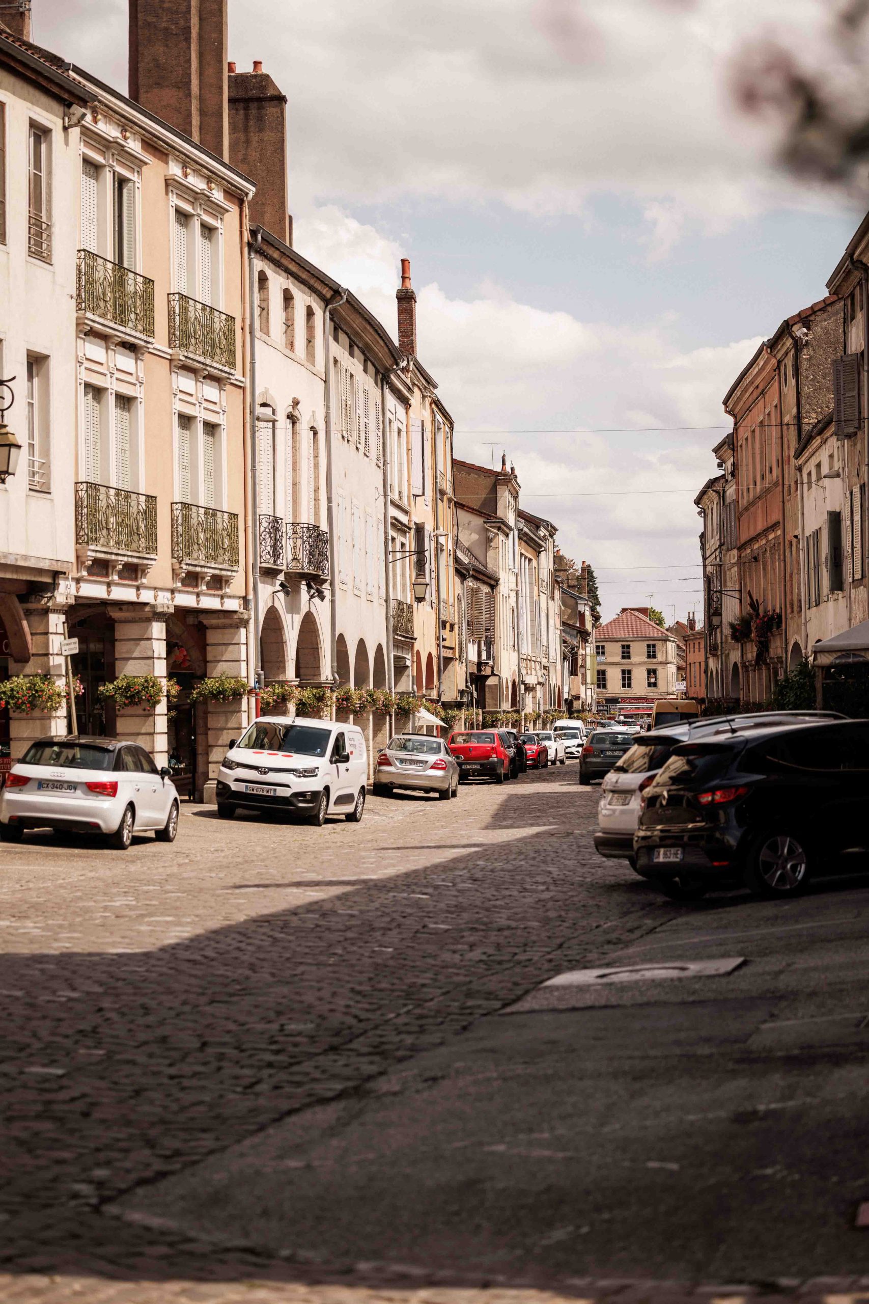 Arcades de la Grande Rue dans le centre historique de Louhans
