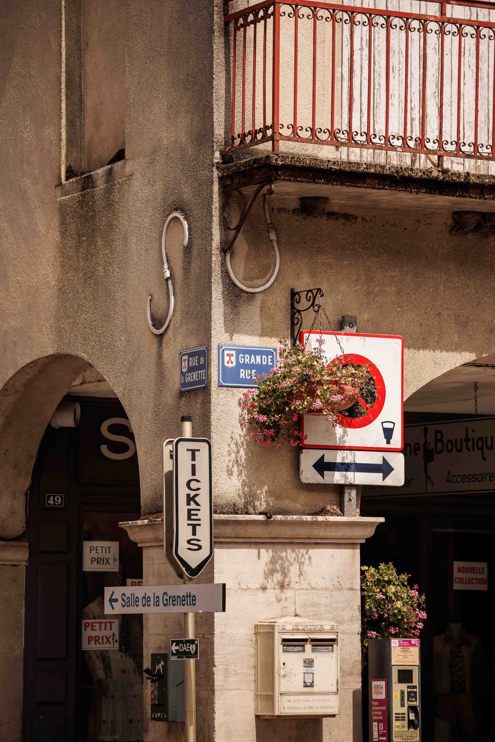Arcades de la Grande Rue dans le centre historique de Louhans