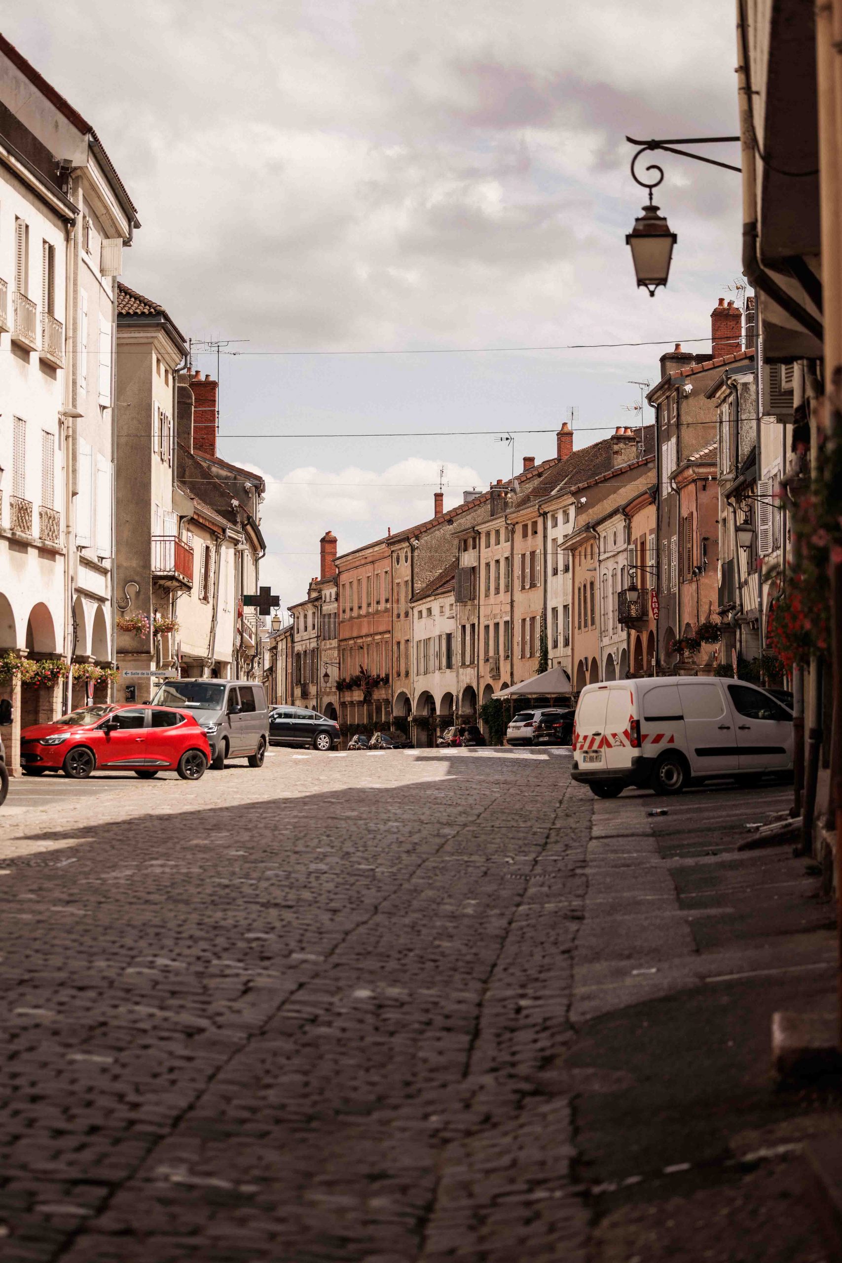 Arcades de la Grande Rue dans le centre historique de Louhans