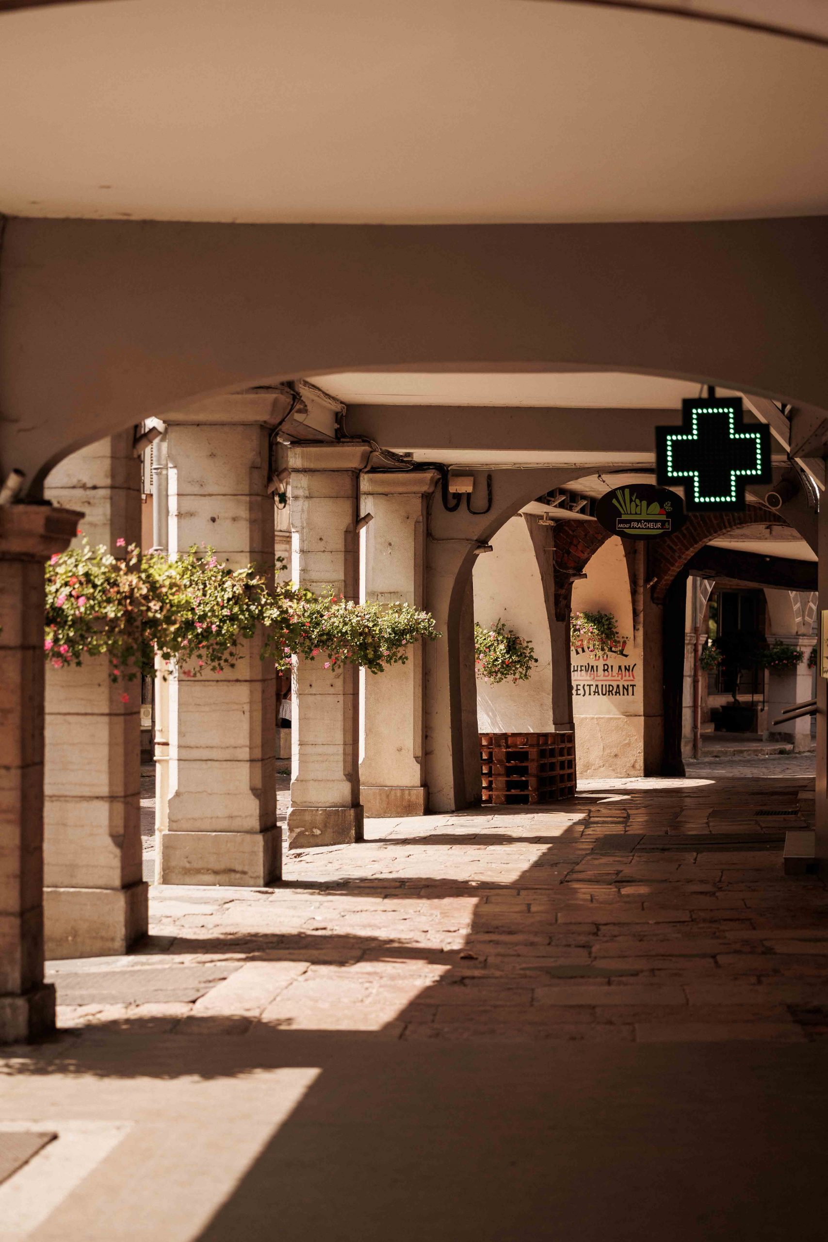 Arcades de la Grande Rue dans le centre historique de Louhans