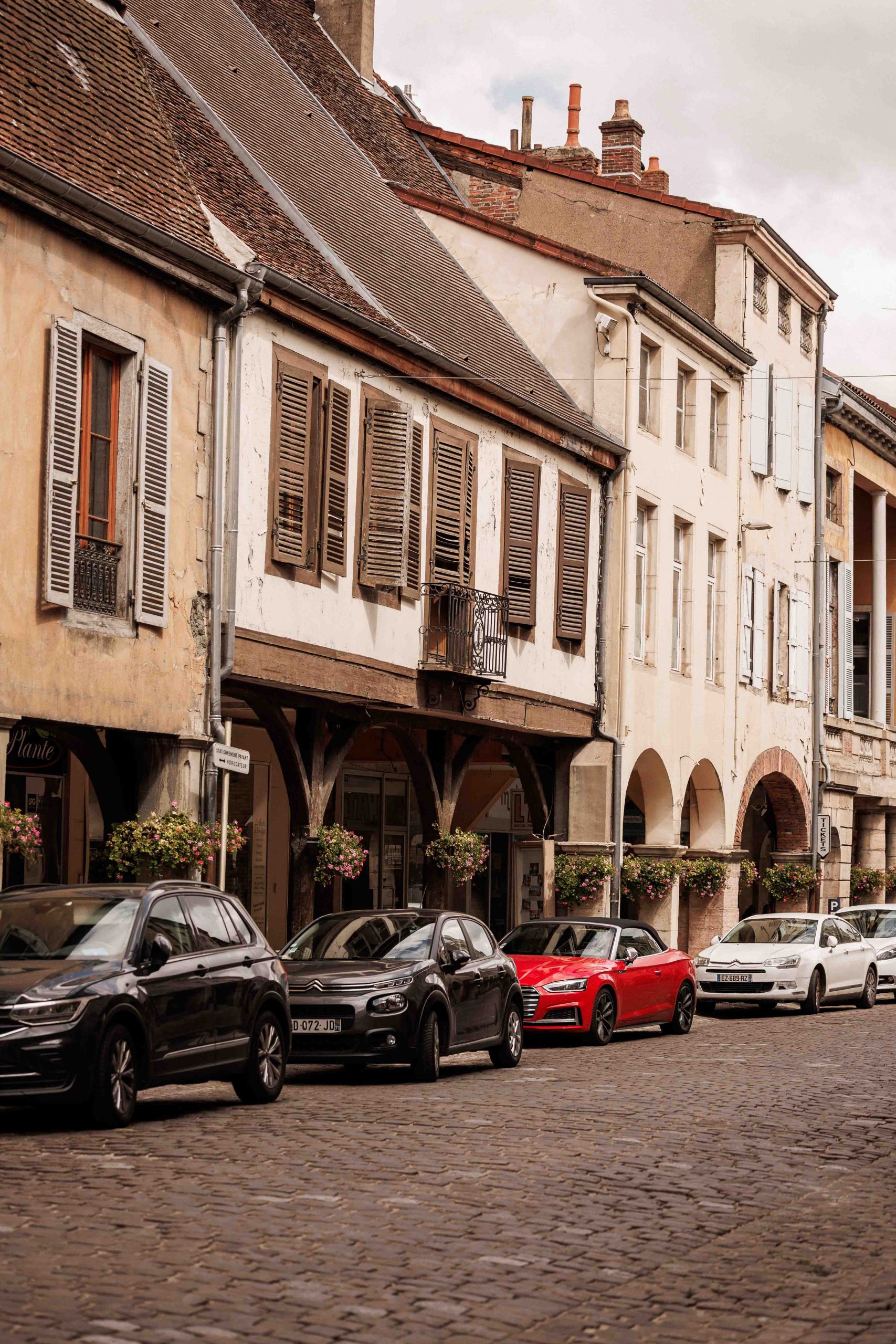 Arcades de la Grande Rue dans le centre historique de Louhans