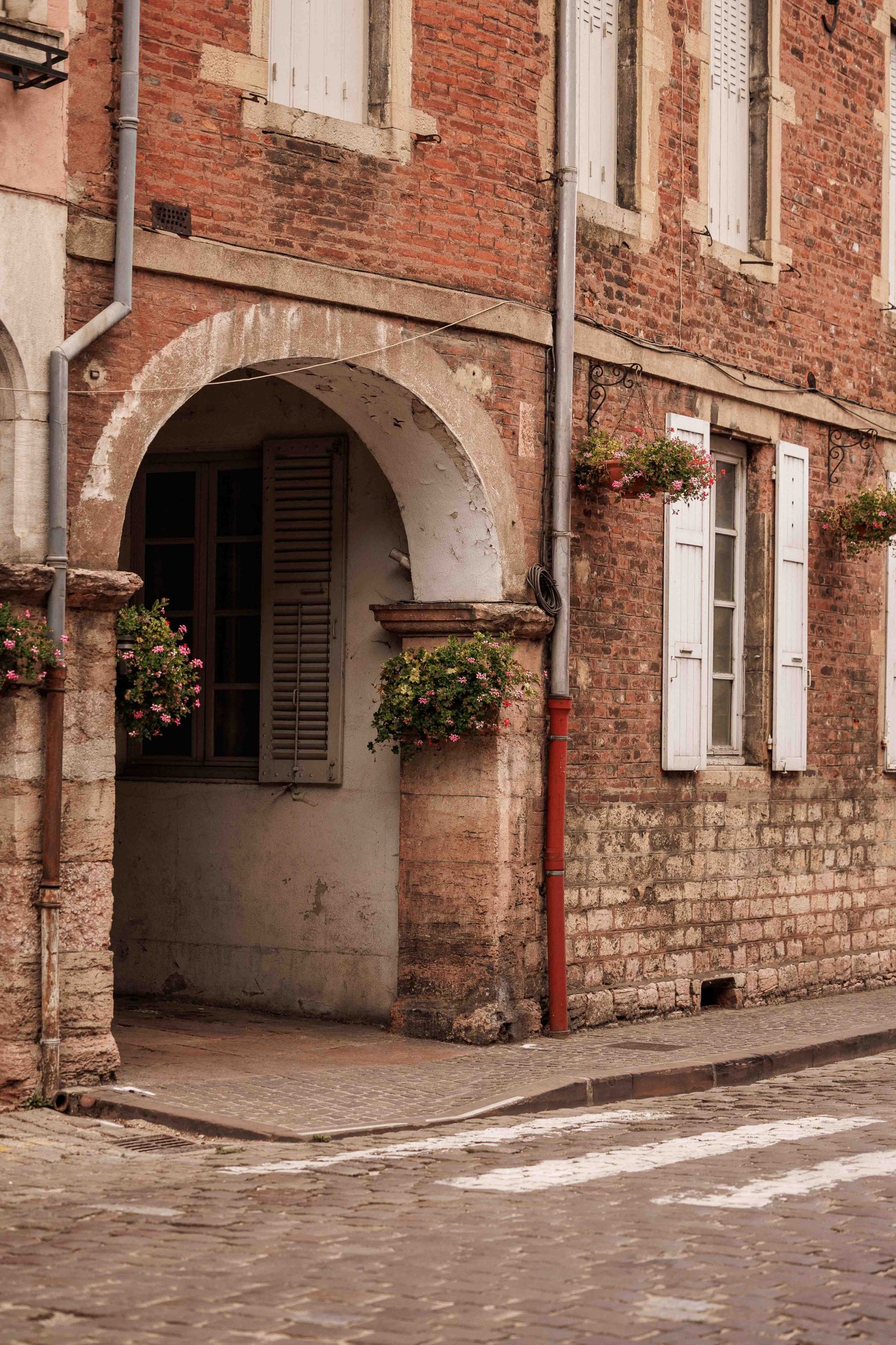 Arcades de la Grande Rue dans le centre historique de Louhans
