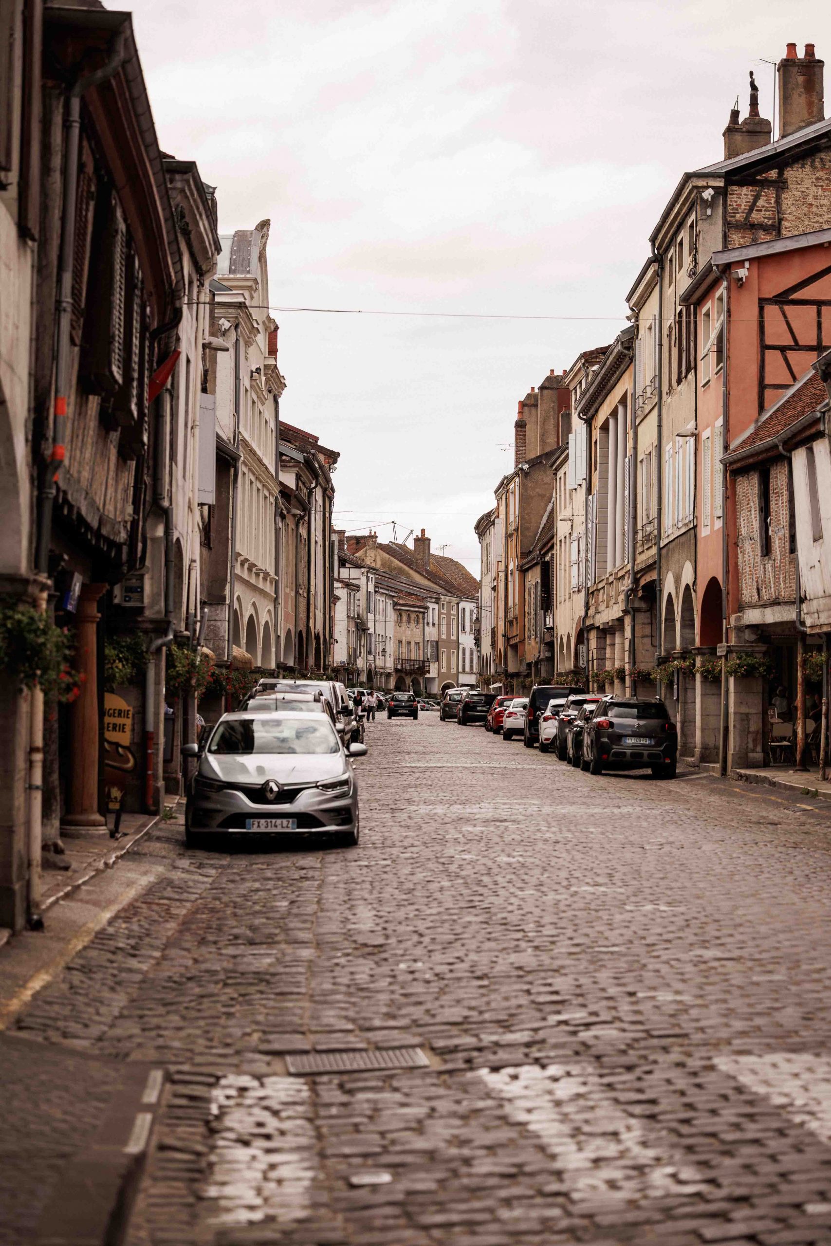 Arcades de la Grande Rue dans le centre historique de Louhans