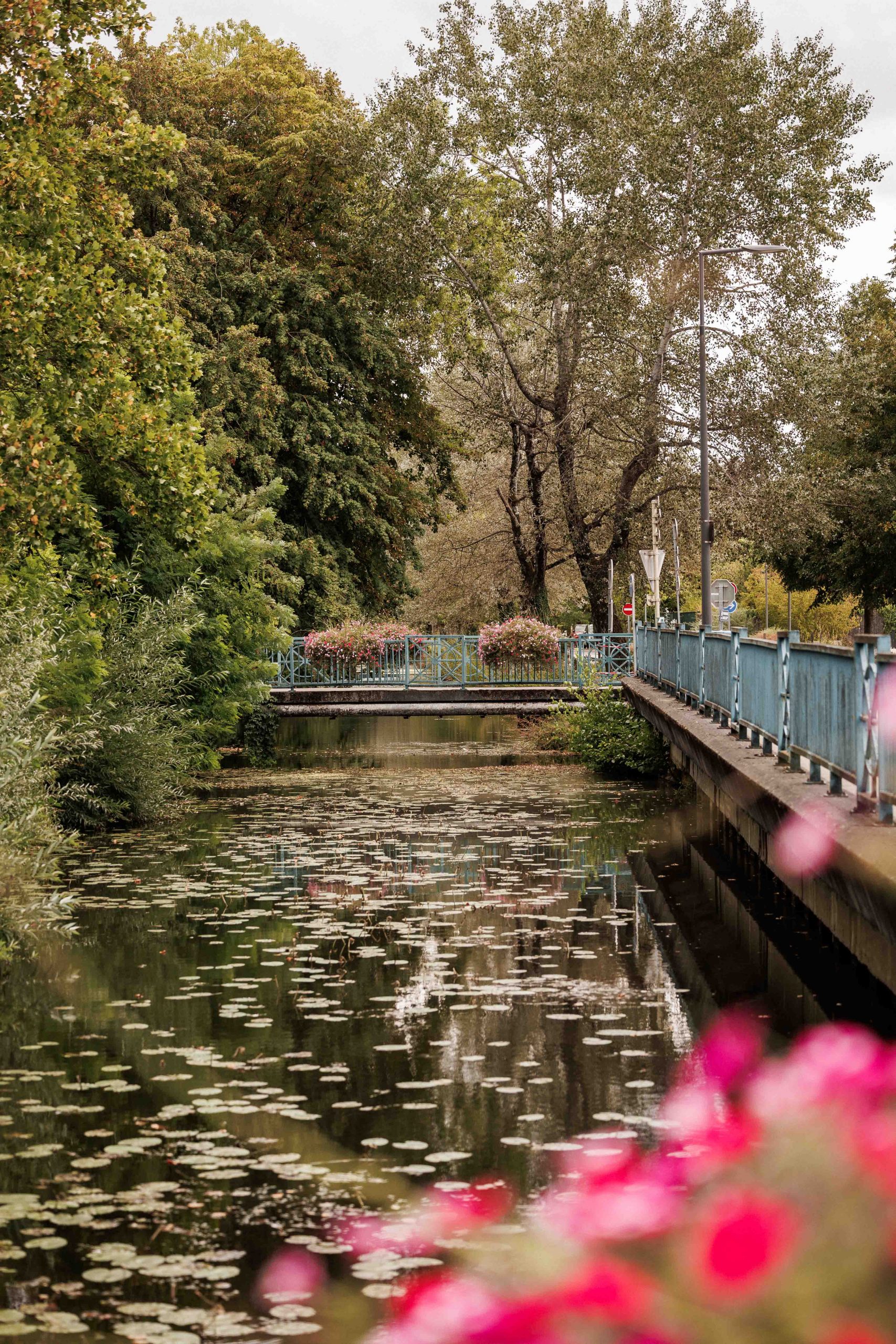 Passerelle au bord de l’eau lors de notre balade à Louhans