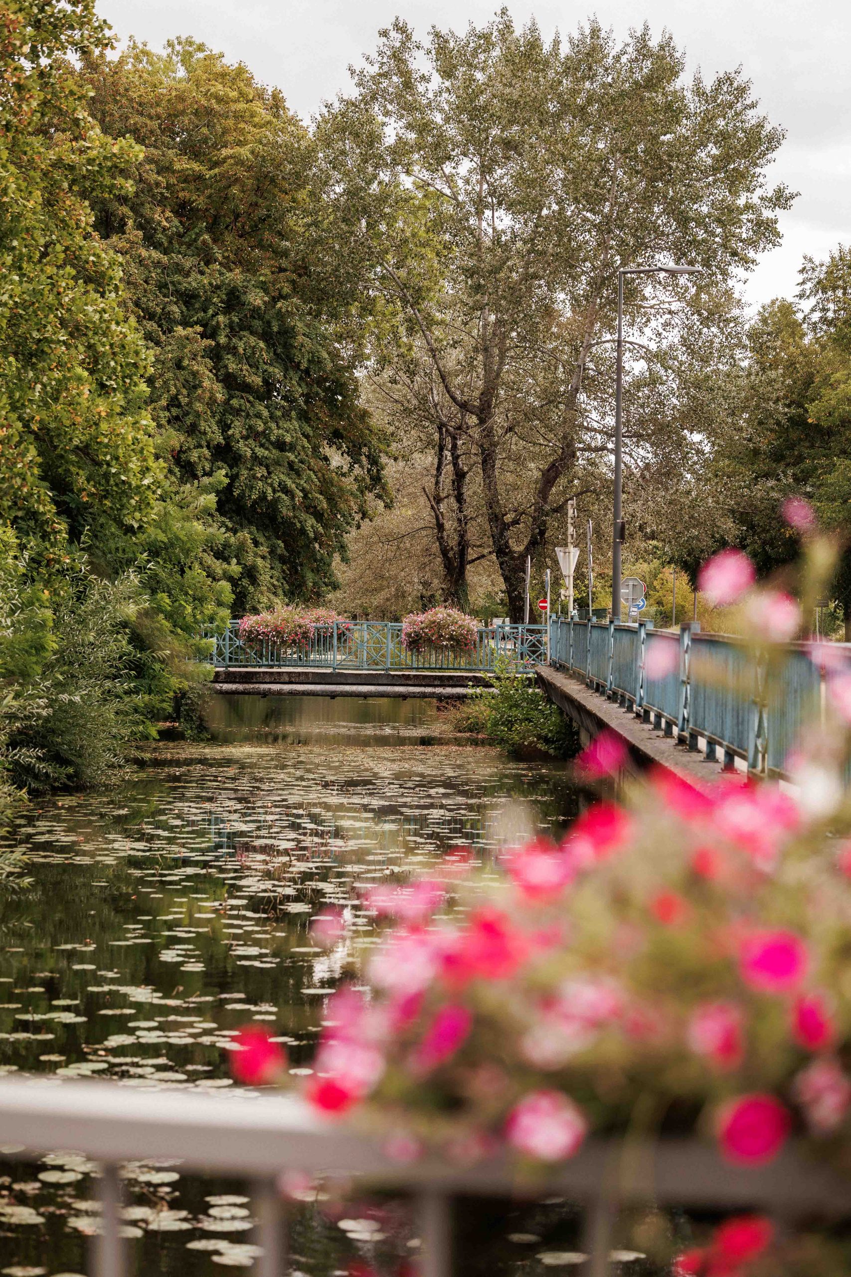 Passerelle au bord de l’eau lors de notre balade à Louhans