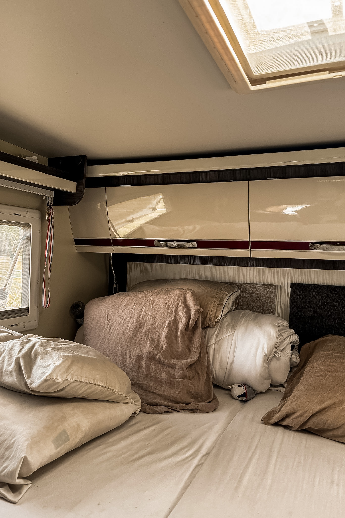 Couettes et literie à ranger dans le camping-car