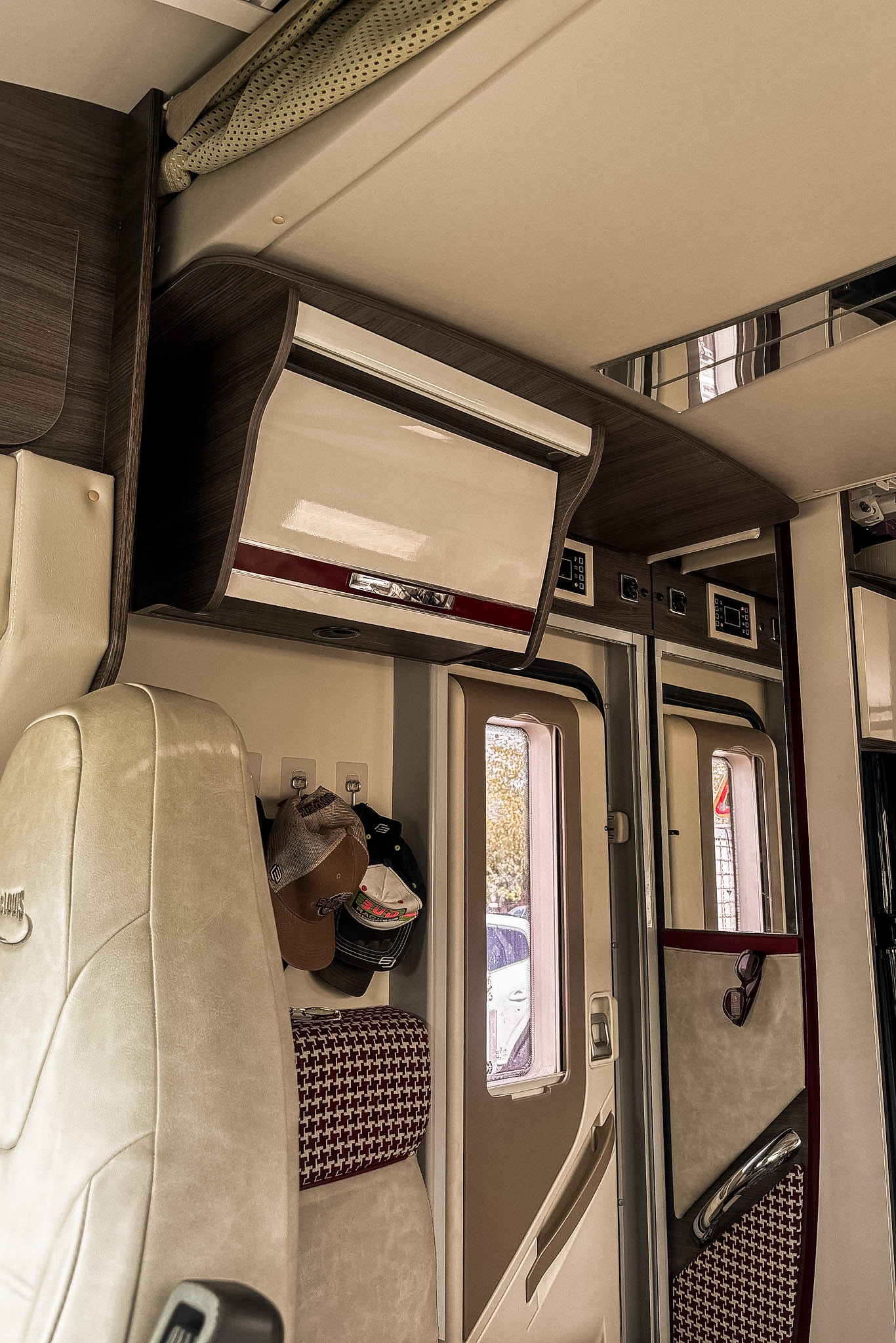 Intérieur de notre camping-car dans lequel nous vivons à 4