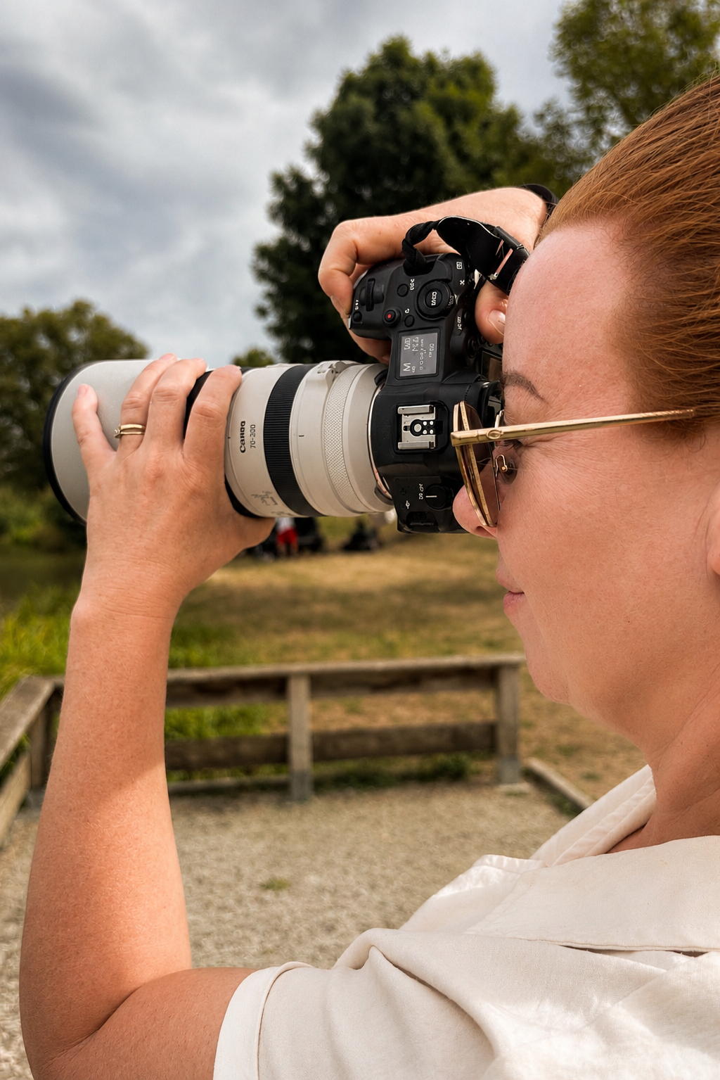 Photographe utilisant le Canon EOS R5 avec un RF 70-200 mm f/2.8